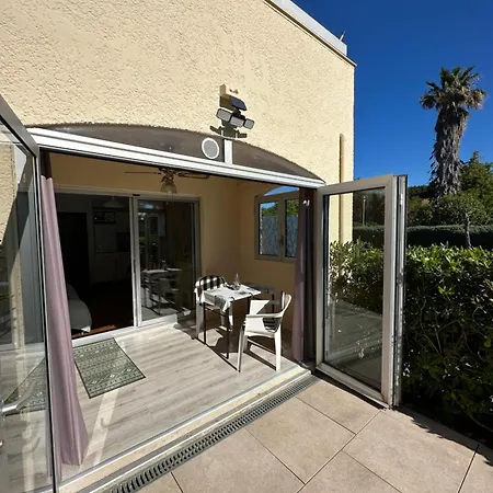 Petit Jardin, Piscine Apartamento